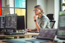 Opdrachtovereenkomst voor 16 uur per week sinds 2009: dienstbetrekking?